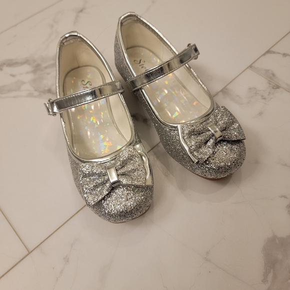 Toddler dress shoes. Silver sparkle. Slight heel! - Picture 3 of 5